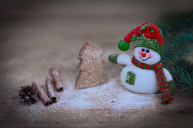 Noel kupası ve tahta arka planda oyuncak bir kardan adam.