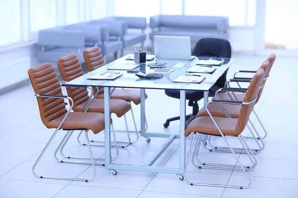 Sala de conferências antes da reunião. Foto com espaço de cópia — Fotografia de Stock