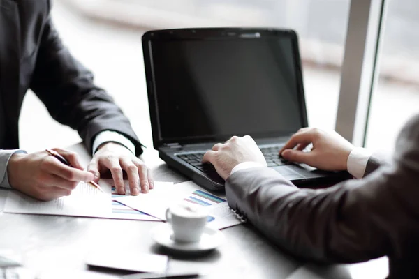 Nära up.the affärsman använder en bärbar dator för att kontrollera finansiella data — Stockfoto