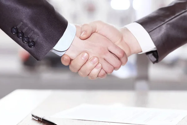 Close-up. handdruk zakenpartners na ondertekening van het contract. — Stockfoto