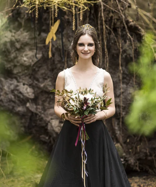 Braut mit Blumenstrauß vor dem Hintergrund der Natur — Stockfoto