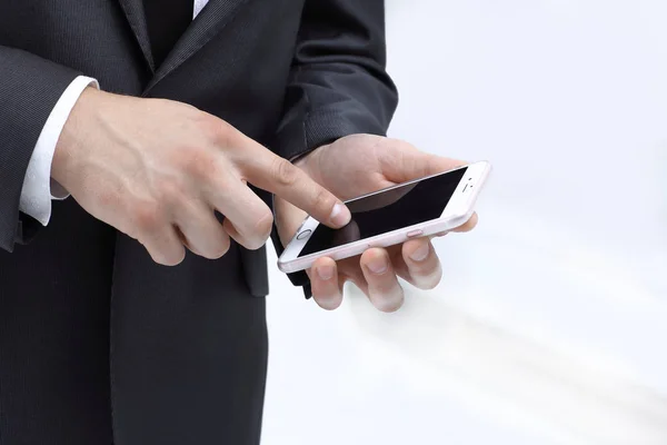 Stäng up.businessman att skriva Sms på din smartphone — Stockfoto