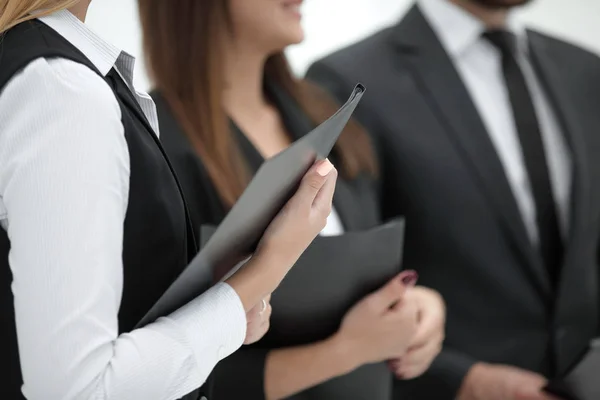 Primo piano gruppo di uomini d'affari con clipboards.isolated su bianco — Foto Stock