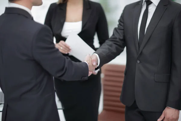 Stäng up.handshake business partners i kontoret — Stockfoto