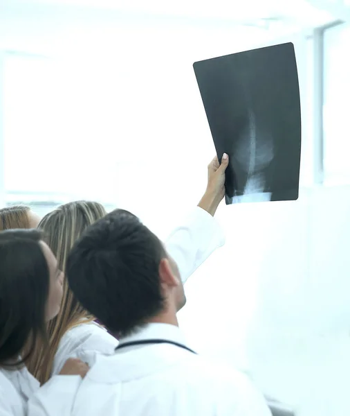 Stäng up.radiologists diskuterar de patienter picture.photo med kopia utrymme — Stockfoto