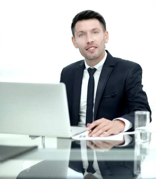 Close up.portrait de um empresário bem sucedido sentado na mesa — Fotografia de Stock