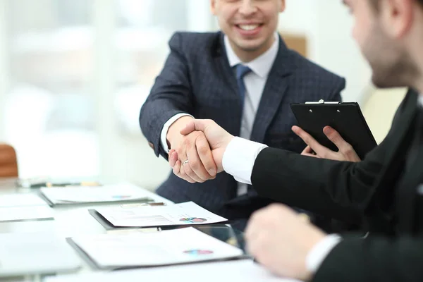 Handschlag von Finanzpartnern am Schreibtisch — Stockfoto