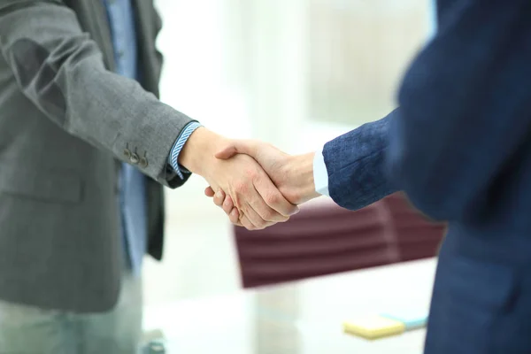 Zamknij up.handshake partnerów biznesowych w miejscu pracy w biurze — Zdjęcie stockowe