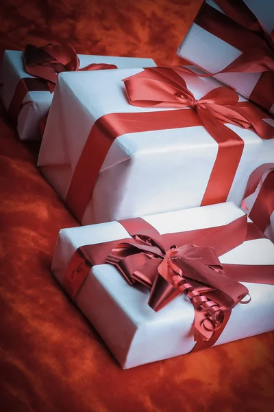 Close-up. twee elegante gift boxes.isolated op rood — Stockfoto