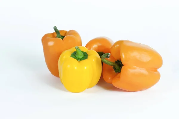 Pimiento amarillo y rojo aislado sobre un fondo blanco —  Fotos de Stock