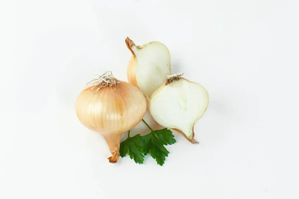 Świeże onions.isolated złotych na białym tle — Zdjęcie stockowe