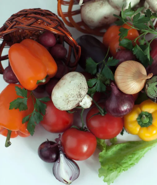 Closeup.mushrooms y verduras frescas en una canasta de mimbre — Foto de Stock