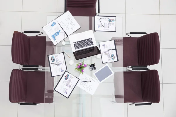 Konzept des Unternehmenserfolgs - Finanztabellen, Marketingtabellen, Notizbücher und Stifte am Arbeitsplatz in einem leeren Büro — Stockfoto