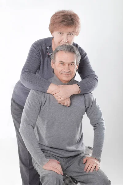 Retrato de um bonito casal velho.isolado no fundo branco — Fotografia de Stock
