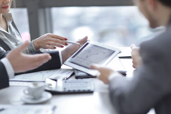 Business-team använder en digital tablett för att kontrollera finansiella data. — Stockfoto