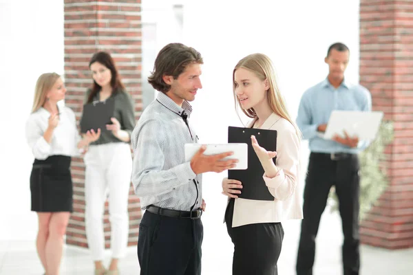 Współpracownikami rozmawiać, stojąc w nowoczesnym biurze — Zdjęcie stockowe