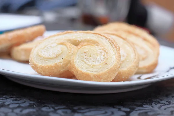 Закрывай. вкусное домашнее печенье на белой тарелке — стоковое фото