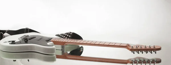 Guitarra elétrica preto e branco.isolado em um branco — Fotografia de Stock