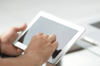 yakın çekim. bir iş adamı elinde dijital tablet