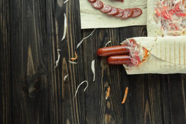 dilimlenmiş salam ve Shawarma üzerinde kopya alanı ile ahşap arka plan .photo