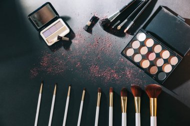 profesyonel makyaj izole üzerinde siyah arka plan ayarlamak