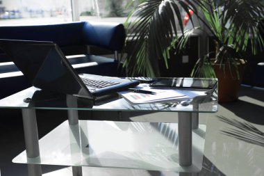 up.laptop ve finansal düzeni ofiste masanın üstüne kapatın