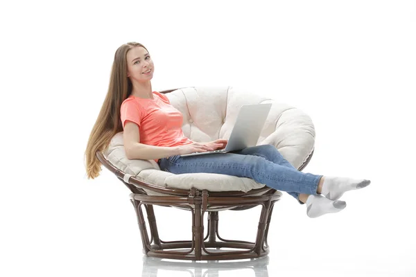 Fiatal nő szerkezet-ra egy laptop, ül egy kényelmes székbe — Stock Fotó