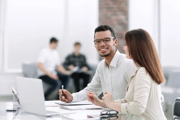 Employés assis à une table dans le bureau  . — Photo