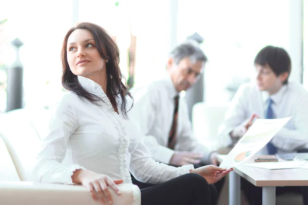 Portrait de femme d'affaires sur fond de collègues — Photo