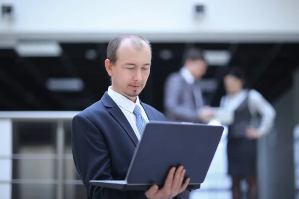 Gros plan. Un homme d'affaires prospère ordinateur portable ouvert. personnes et technologie — Photo