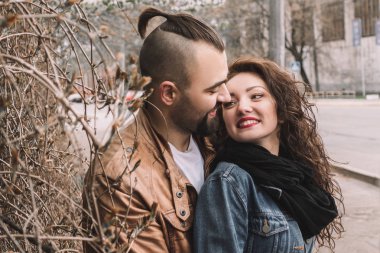 Aşk bir şehir bir kış gününde sokak üzerinde mutlu çift.