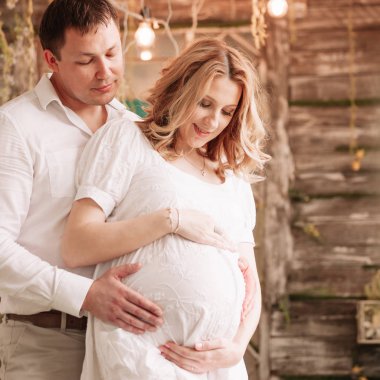 Bir çocuk bekliyor genç bir aile portresi.