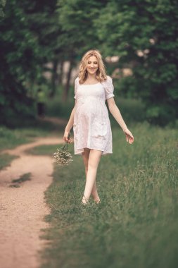 bir yaz gününde bir yolda sevimli hamile kadın