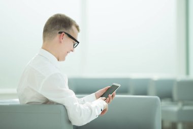 onun Smartphone'da SMS tipik gülümseyen iş adamı.