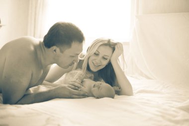 şirin yeni doğan kızları ile mutlu anne.