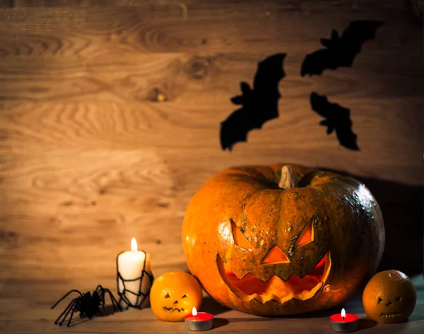 Тыква на Хэллоуин на деревянном столе — стоковое фото