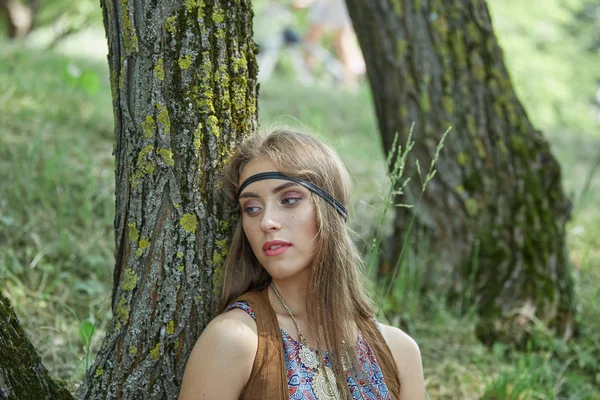 De près. belle jeune femme hippie debout près d'un arbre dans la forêt — Photo