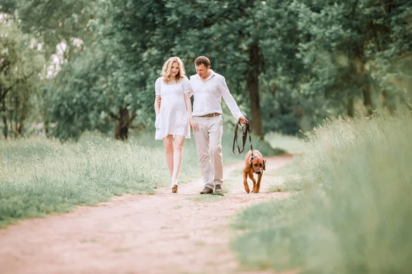 Ung man och hustru tala tid att promenera i parken — Stockfoto