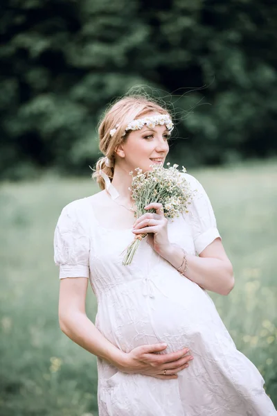 野生の花の花束とかわいい妊婦 — ストック写真