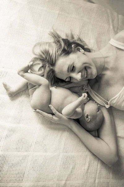 Feliz madre con su dulce hija recién nacida . —  Fotos de Stock