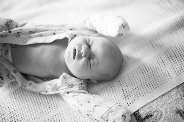 Close-up. Portret van een slapende pasgeboren baby. — Stockfoto