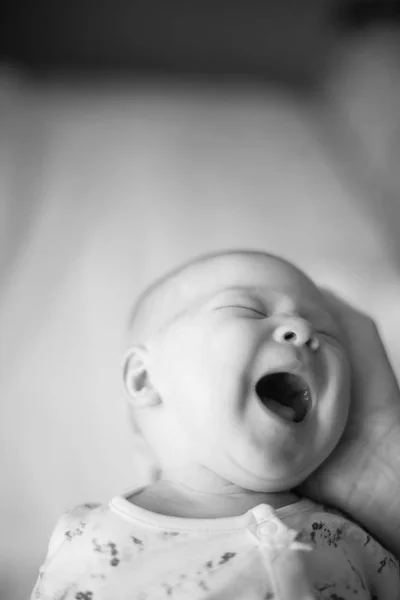 Close-up. Portret van een huilende pasgeboren baby. — Stockfoto