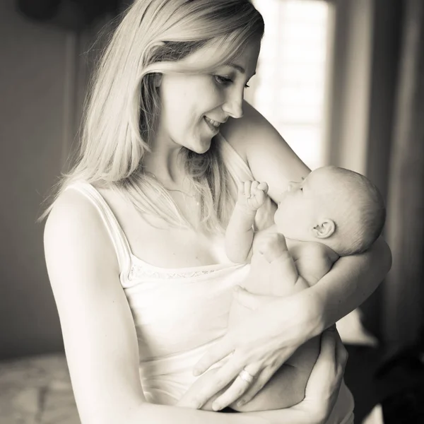 Foto retro. feliz madre con una bonita hija novorojdennih  . — Foto de Stock