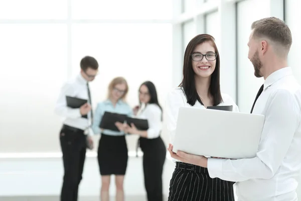 Empleados utilizan una computadora portátil para prepararse para un seminario de negocios — Foto de Stock