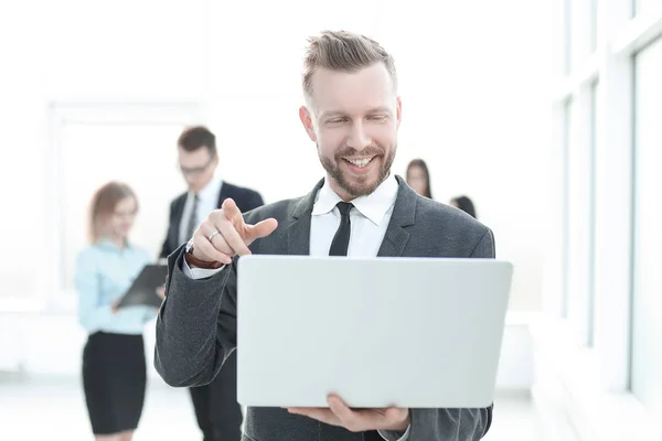 De près. homme d'affaires moderne regardant l'écran d'ordinateur portable — Photo