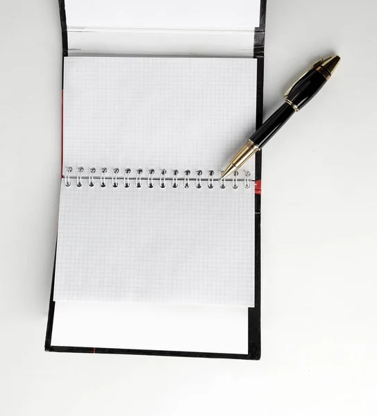 Närbild. öppna organizer och penna på vit bakgrund .photo med kopia utrymme — Stockfoto
