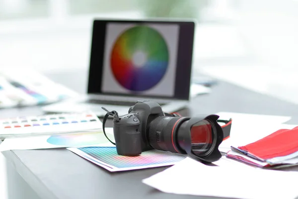 Camera, stofstalen en schetsen zijn op het bureaublad — Stockfoto