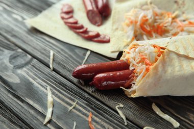 Tütsülenmiş sosis ve cabbage.photo kopya alanı ile silindir mini değirmenler