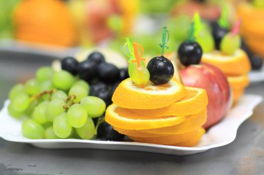 up.Plate üzüm ve portakal bulanık arka plan üzerinde kapatın