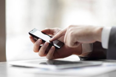 kapatmak up.businessman Smartphone'da Sms yazmak
